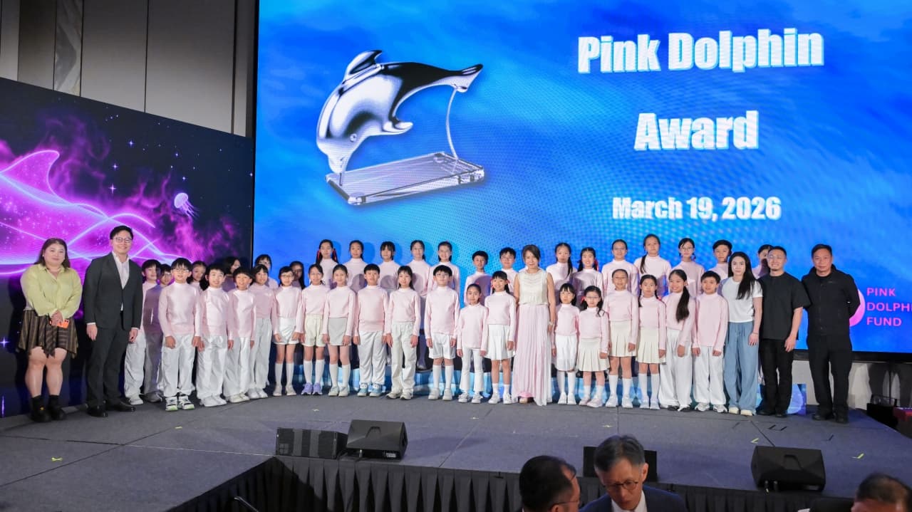 Miembros de The Hong Kong Children’s Choir juntos en el escenario.