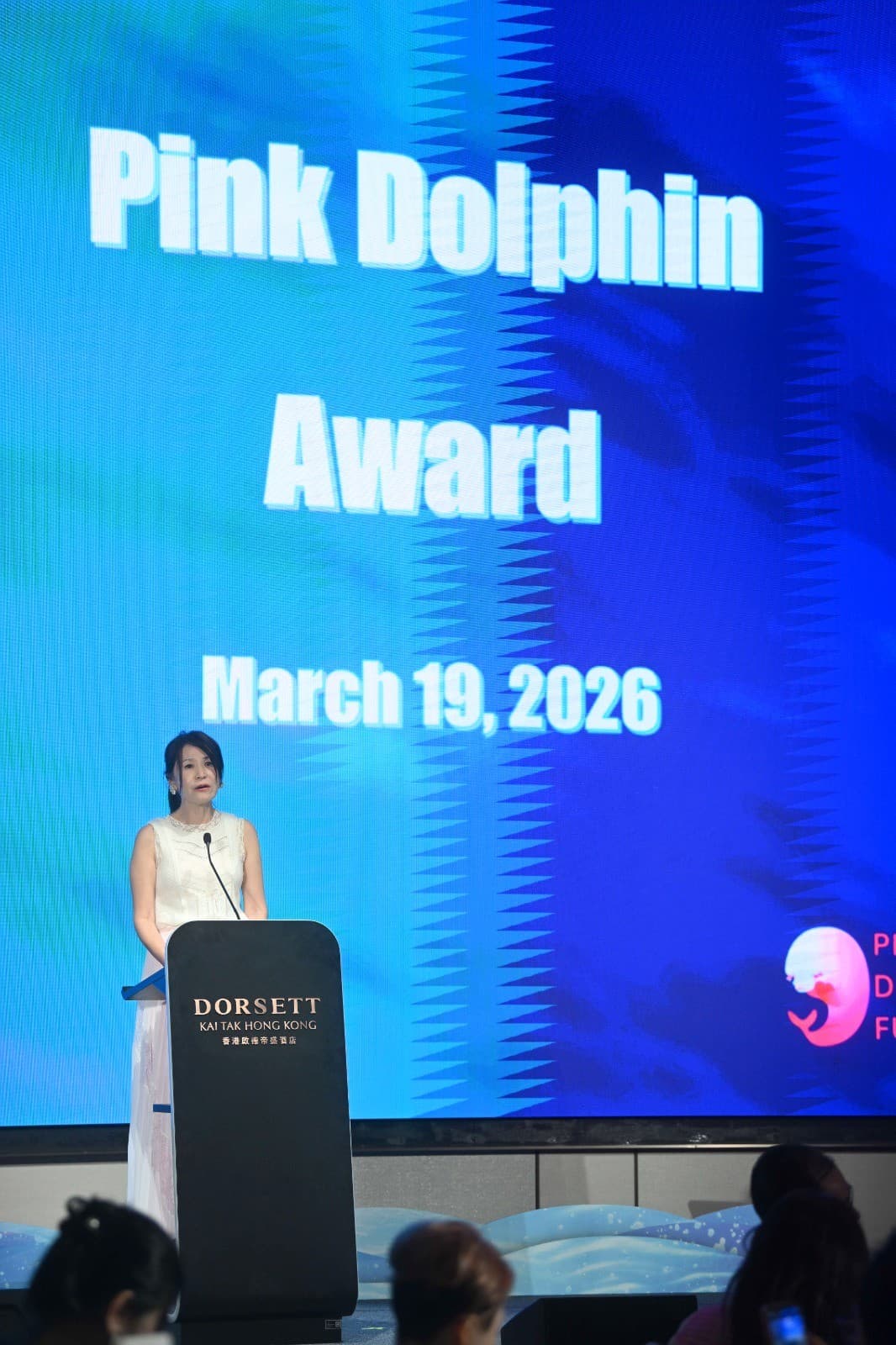 Margaret Chiu habla en el escenario de los Pink Dolphin Awards.