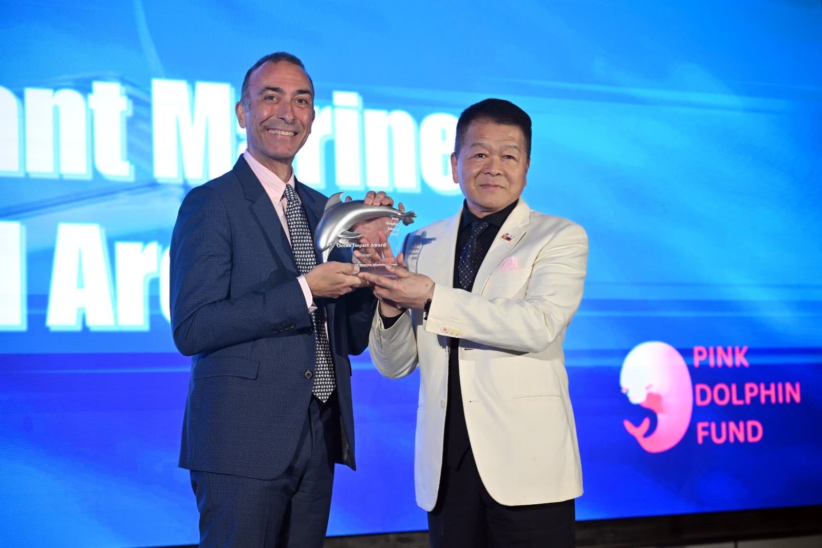 Entrega del Ocean Impact Award en el escenario.